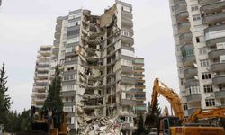 Adana’da depremde yarısı yıkılan Ayas Sitesi’nin kontrollü yıkımına başlandı