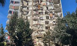 Yeni deprem 12 katlı binayı yıktı, yan bloktaki mahsur kalanlar kurtarılıyor