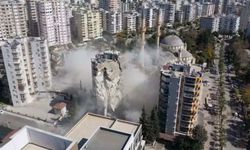 Adana'da ağır hasarlı bina yıkımına devam ediliyor