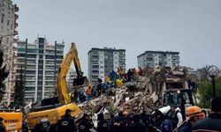 Adana'da 100 kişiye mezar olan apartmanın müteahhiti baba-kıza yakalama kararı