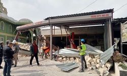 Adana kontrollü yıkım çalışmaları devam ediyor: Minare iş yerinin üzerine düştü