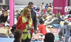 Adana Büyükşehir Belediyesi ekipleri, depremzedelere 414 bin sıcak yemek, 388 adet çorba dağıttı