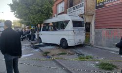 Adana'da dehşet! Minibüs durağa daldı: 1 ölü, 7 yaralı