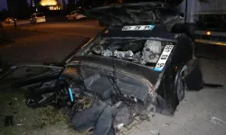 Adana'da otomobil direğe çarpıp ortadan ikiye bölündü, sürücüsü feci şekilde hayatını kaybetti