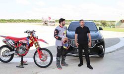 Adana'da AK Parti'li Başkan Fatih Kocaispir TOGG'u aldı, milli motosporcu ile pistte kozlarını paylaştı!