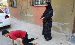 Enes’in tekerlekli sandalyesi çalındı şimdi emekleyerek geziyor