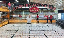 Adanalı kebapçı, yüzlerce aşure dağıttı