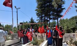Adanalı üniversite öğrencileri Şehit Ömer Halisdemir’in kabrinde dua etti