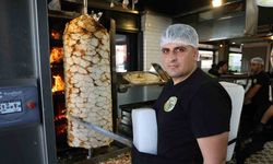Dönercilerden Adana usulü serinleme: Vücutlarına kalıp buz koyuyorlar