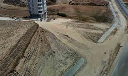 İlçede yıllardır bitmeyen yol vatandaşları isyan ettirdi