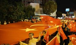 Kozanlılar Türk bayraklarıyla şehitleri andı