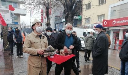 Aksaray’da belediyeden halka üzüm hoşafı ve ekmek ikramı