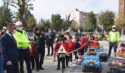 Mobil trafik eğitim tırı Siirt’te öğrencilerle buluştu