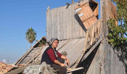 Hatay’da taşkın sahasındaki barakalar yıkılıyor