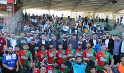 Kaymakam ve Belediye Başkan Vekili Mehmet Tunç, vatandaşlarla maç izledi