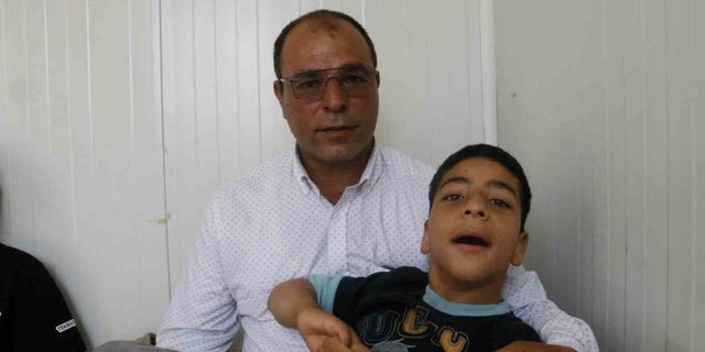 Depremde evsiz kaldı, oğlunun tedavisi için ailesiyle Adana’ya yerleşti