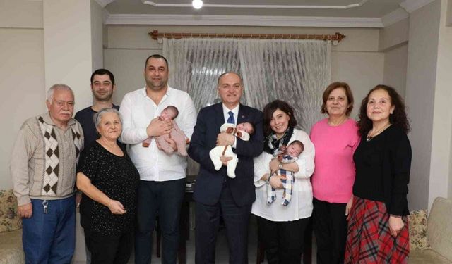 Başkan Özlü’den üçüz bebeklere sürpriz ziyaret