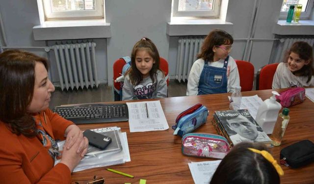 Eskişehir’de öğrenciler açılan kurslarla tatillerini verimli geçiriyor