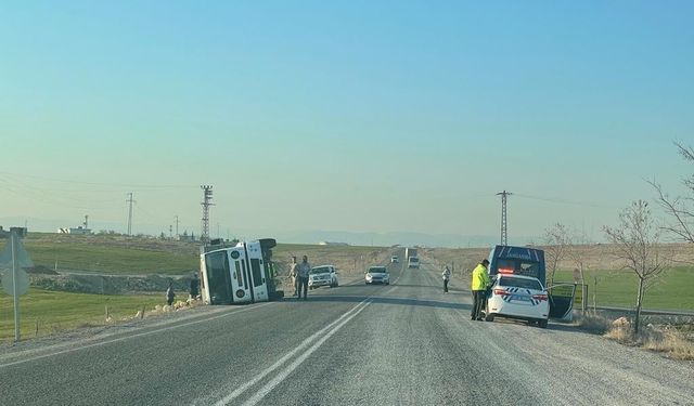 Mardin’de devrilen kamyonun şoförü yaralandı