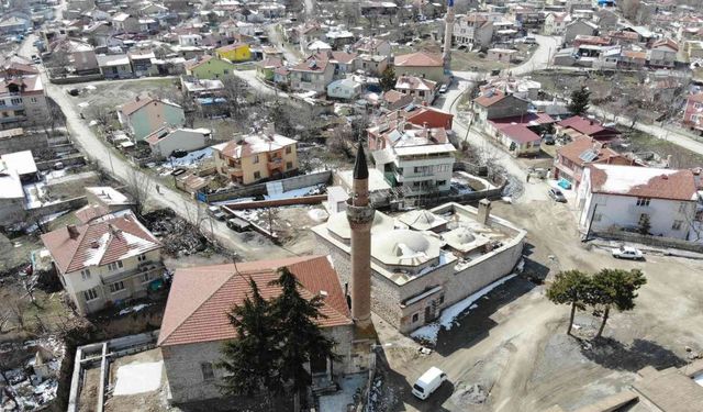 (ÖZEL) Karamanoğlu Mehmet Bey’in yaptırdığı 800 yıllık cami halen ayakta