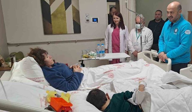 Adana İl Sağlık Müdürü Nacar, yaralı kurtulan vatandaşları hastanede ziyaret etti