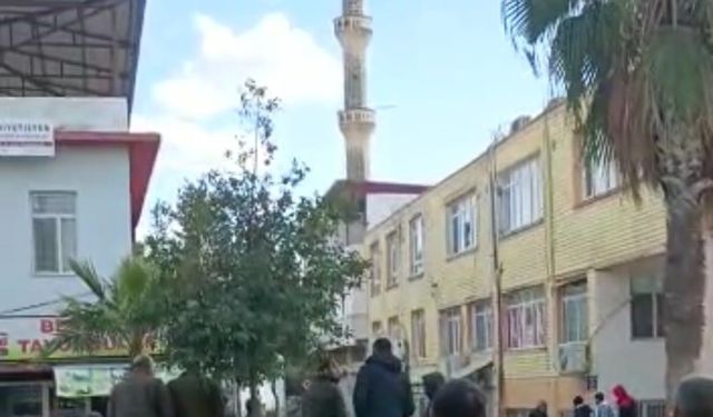 Adana’da hasarlı minare kontrollü yıkıldı