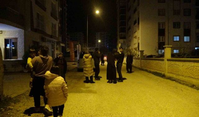 Peş peşe depremler Adana’da vatandaşları sokağa döktü
