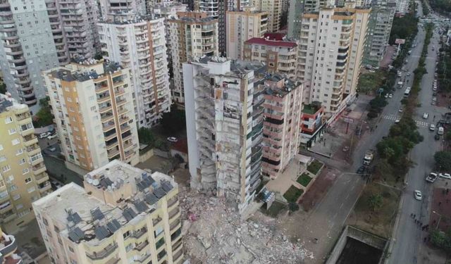 Adana’da ağır hasarlı bina sayısı 200'e yükseldi, 5 bina "acil" yıkılacak...