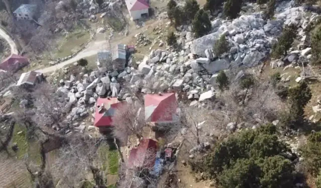 Adana'da depremin kayaları söktüğü, ev ve ağaçlara zarar verdiği ortaya çıktı