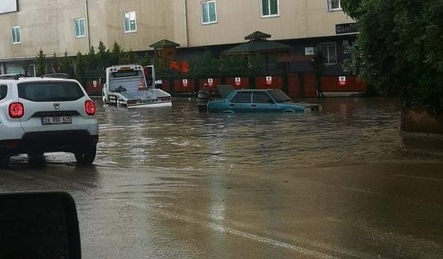Adana’da sağanak yolları göle çevirdi, otomobil sular altında kaldı
