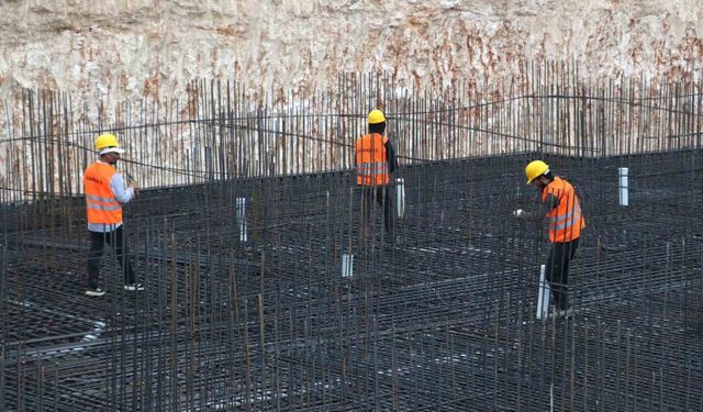 Depremin ardından inşaatlar başladı, 20-30 bin liraya çalıştıracak kalifiye işçi bulunamıyor