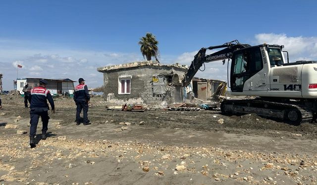 Karataş’ta kıyı şeridine kaçak inşa edilen barakalar yıkıldı