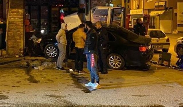 Otomobil iş yerine çarptı, o anlar kameraya yansıdı