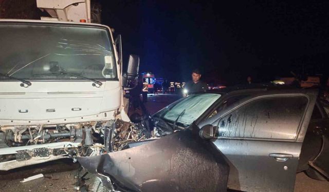 Otomobile çarpmamak için manevra yapan aracın vinçle çarpıştığı kaza kamerada: 2 ölü