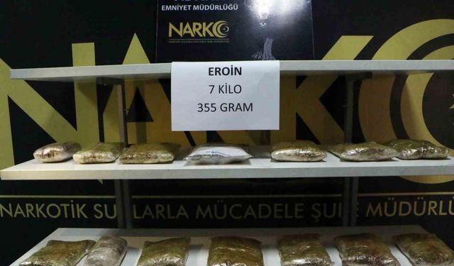 Otomobilin kapı boşluğunda 7 kilo 355 gram eroin ele geçirildi