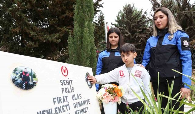 Şehit babasının mezarında dua etti, mezar taşındaki fotoğrafını okşadı