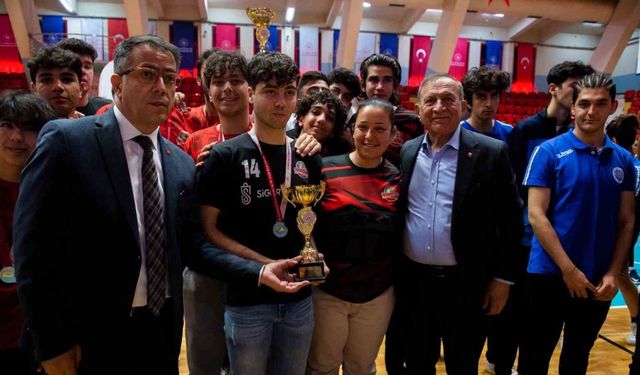 Seyhanlı voleybolcular müzeye 6 kupa daha götürdü