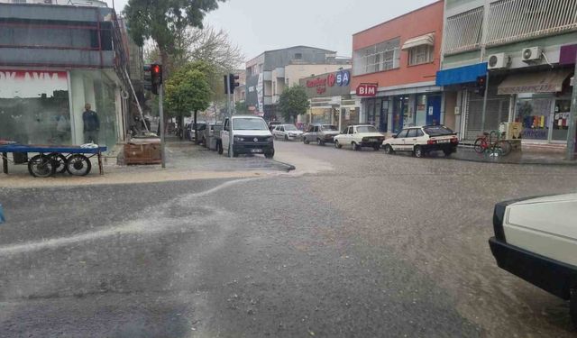 Adana Kozan'da şiddetli yağmur hayatı olumsuz etkiledi