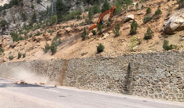 Tehlikeli kayaları temizleme çalışması sürüyor