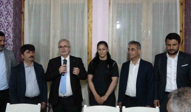 Türkiye Şampiyonu Hatice Nur Sarı, Kozan basını ile iftarda bir araya geldi