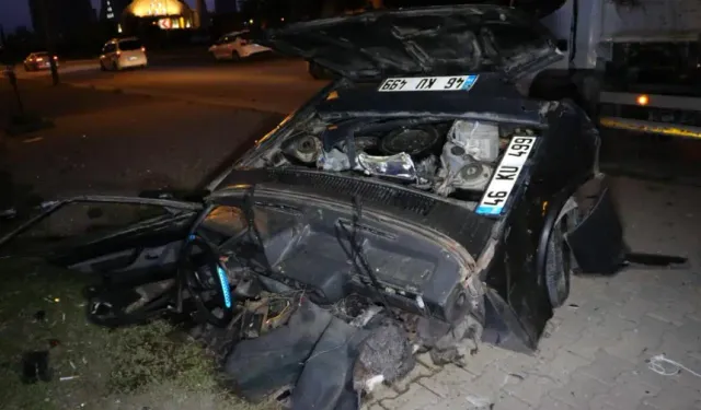 Adana'da otomobil direğe çarpıp ortadan ikiye bölündü, sürücüsü feci şekilde hayatını kaybetti