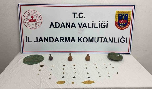 Adana’da bir araçta 38 tarihi eser ele geçirildi