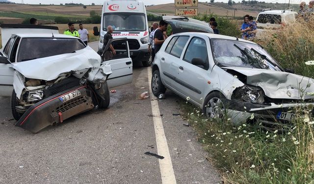 Adana’da iki araç kafa kafaya çarpıştı: 4 yaralı