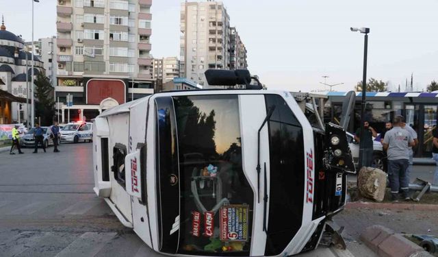 Adana’da sinyalizasyon direğine çarpan yolcu minibüsü devrildi: 3 yaralı