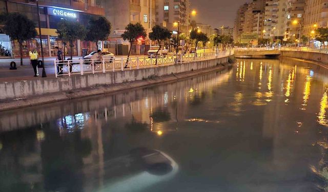 Adana’da virajı alamayan otomobil sulama kanalı düştü: 3 yaralı