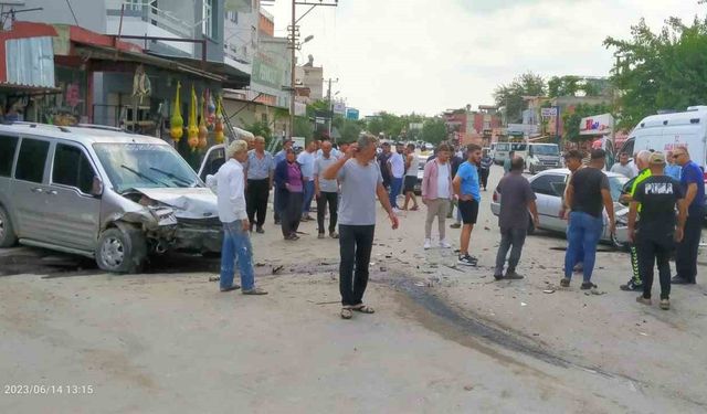 İki araç kafa kafaya çarpıştı: 4 yaralı