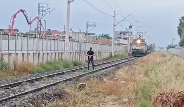 Önüne geçtiği treni durdu, hiçbir şey olmamış gibi gitti