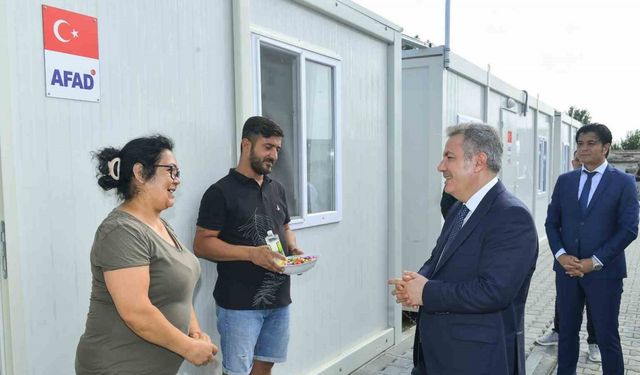 Vali Elban, depremzedeler ile bayramlaştı