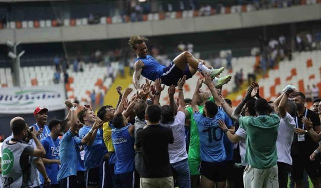 Adana Demirspor'da futbolcular Cluj maçı sonunda Gulbrandsen’i havaya attı