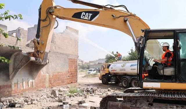 Adana Yüreğir'de Başkan Kocaispir, operatör koltuğuna oturup bina yıktı